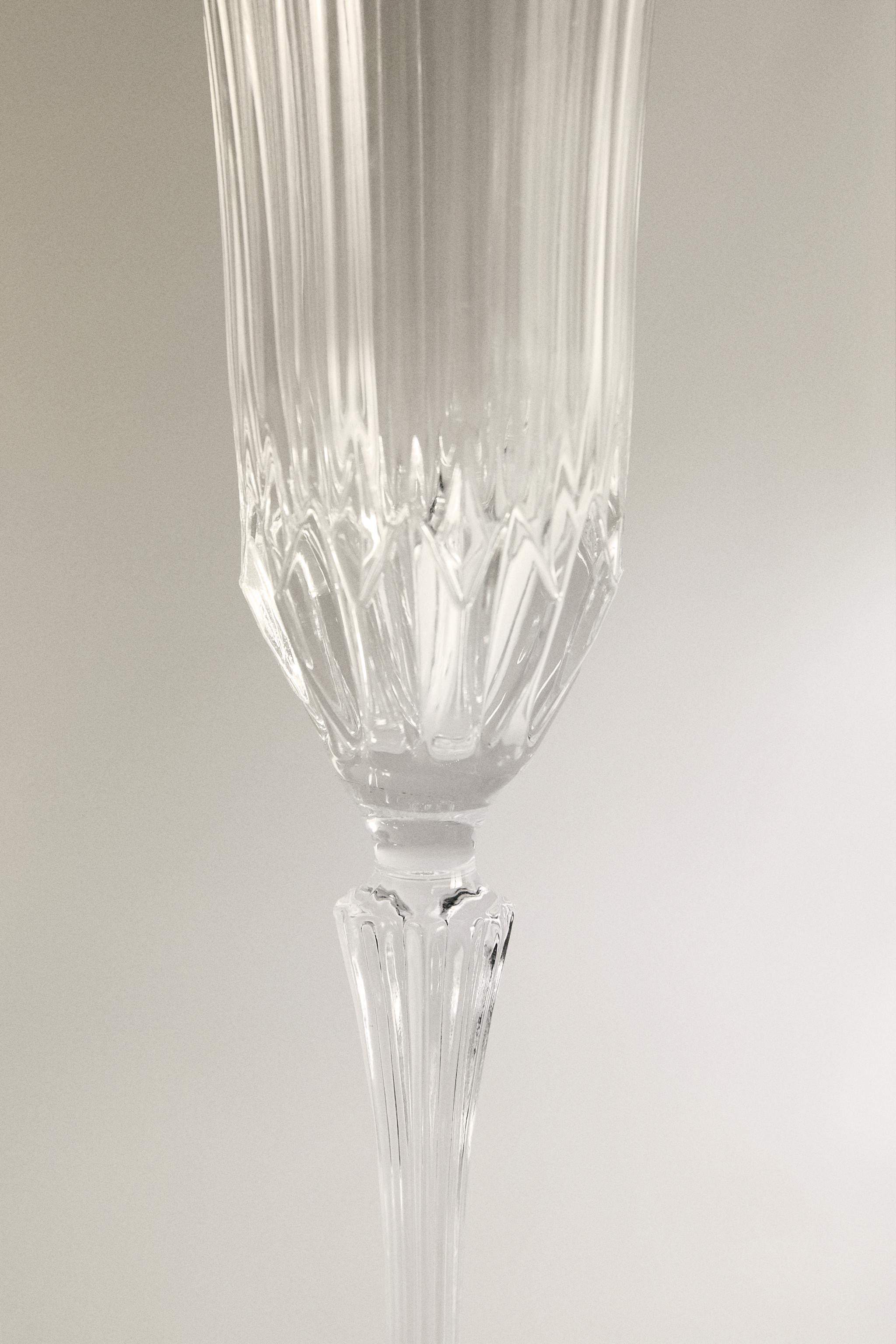 CRYSTALLINE FLUTE GLASS WITH A CARVED EFFECT